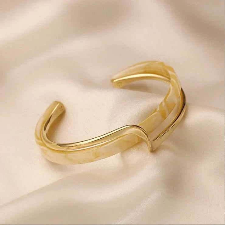 Elisa - Bracelet infini mat doré à l'élégance intemporelle