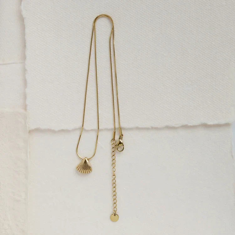 Lila - Collier fleur et coquillage, nature et luxe