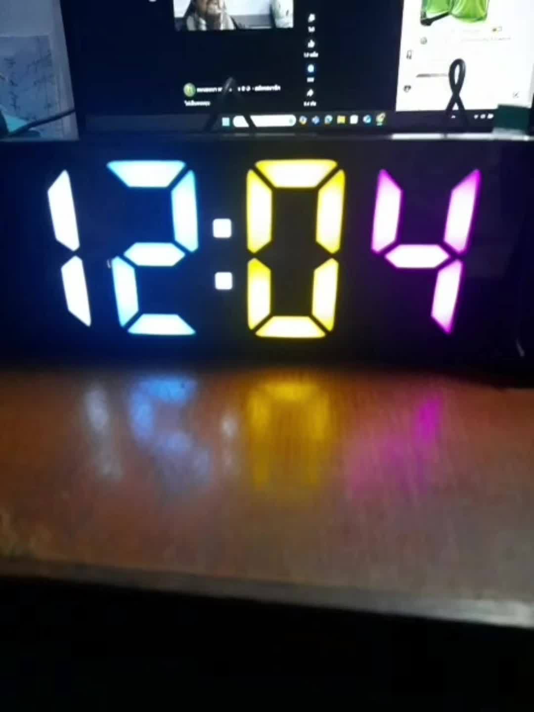 TimeView - Modern Digital Alarm Clock with Time Projection