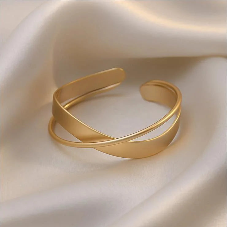 Elisa - Bracelet infini mat doré à l'élégance intemporelle