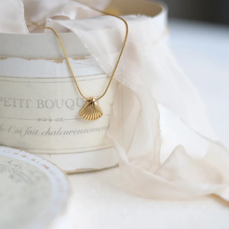 Lila - Collier fleur et coquillage, nature et luxe