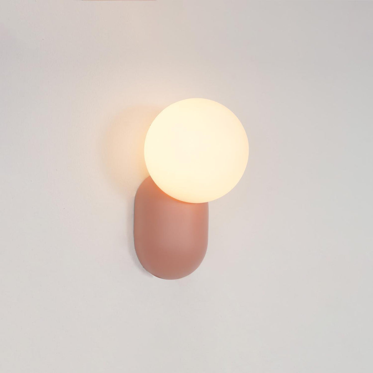 Utique - Elegant and Efficient Resin LED Wall Sconce