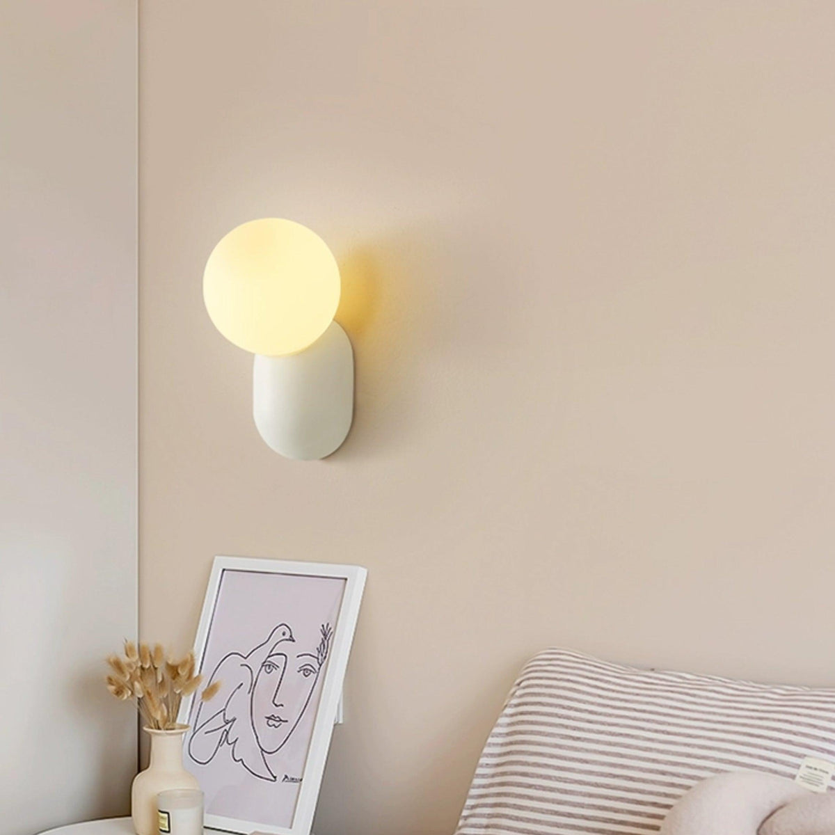 Utique - Elegant and Efficient Resin LED Wall Sconce