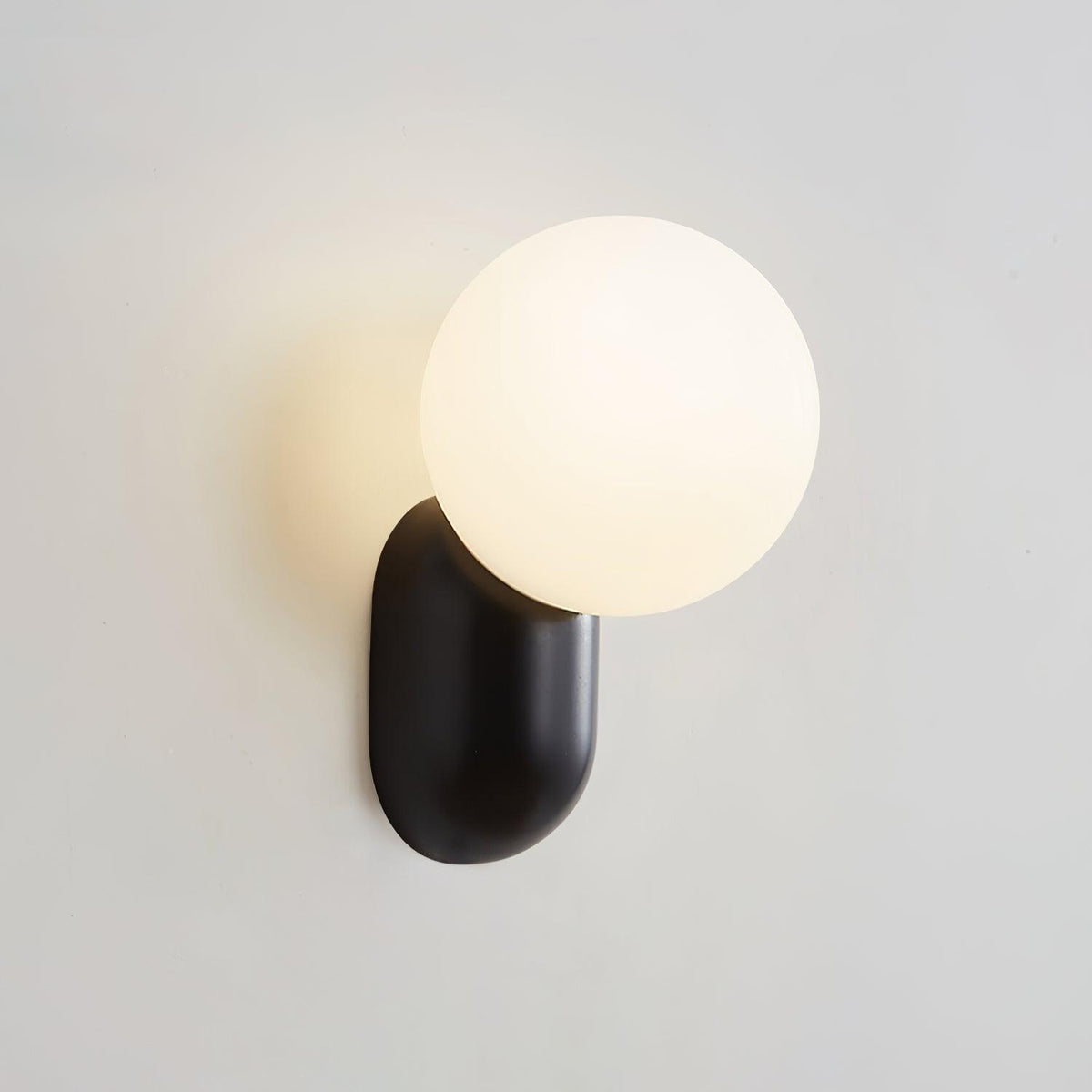 Utique - Elegant and Efficient Resin LED Wall Sconce