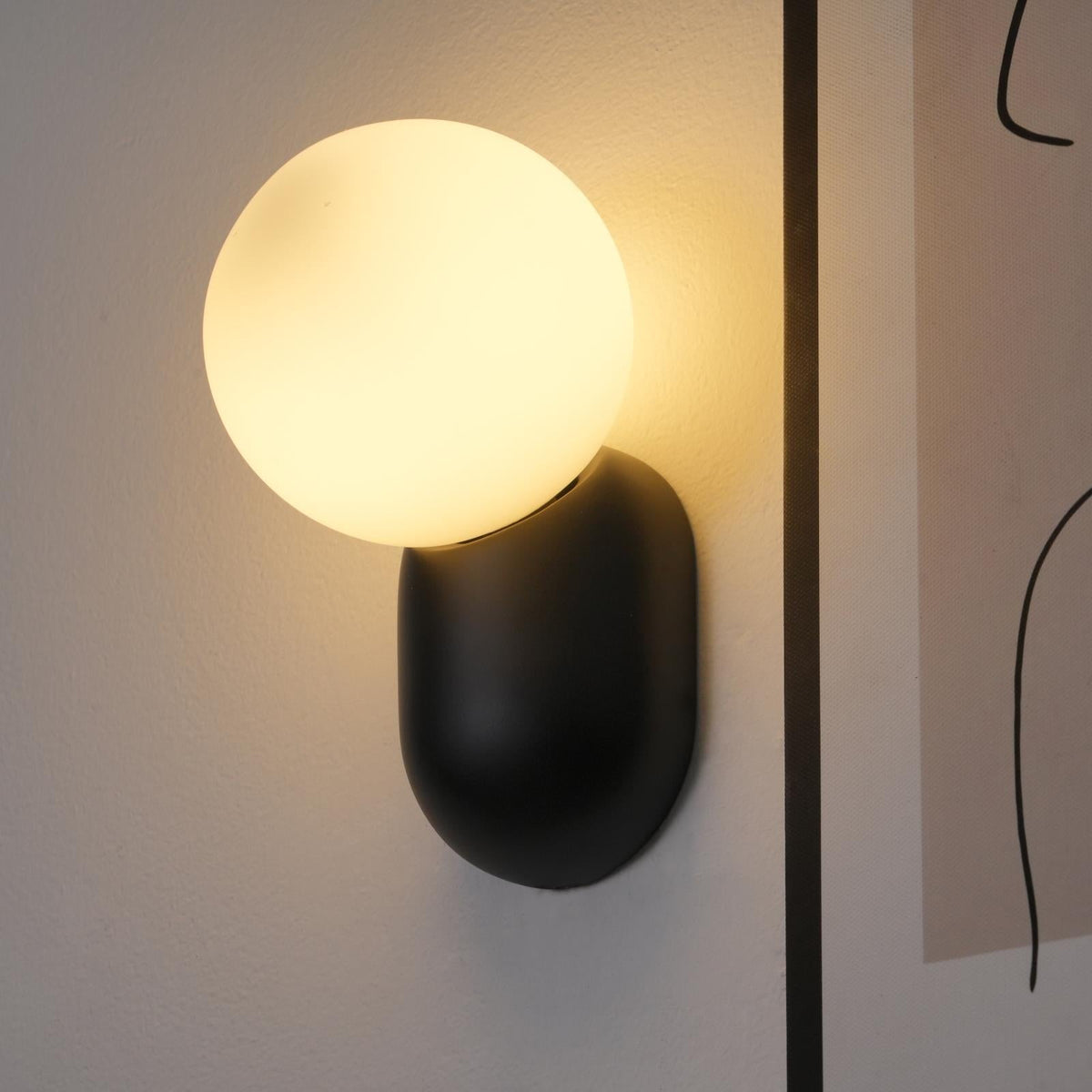 Utique - Elegant and Efficient Resin LED Wall Sconce