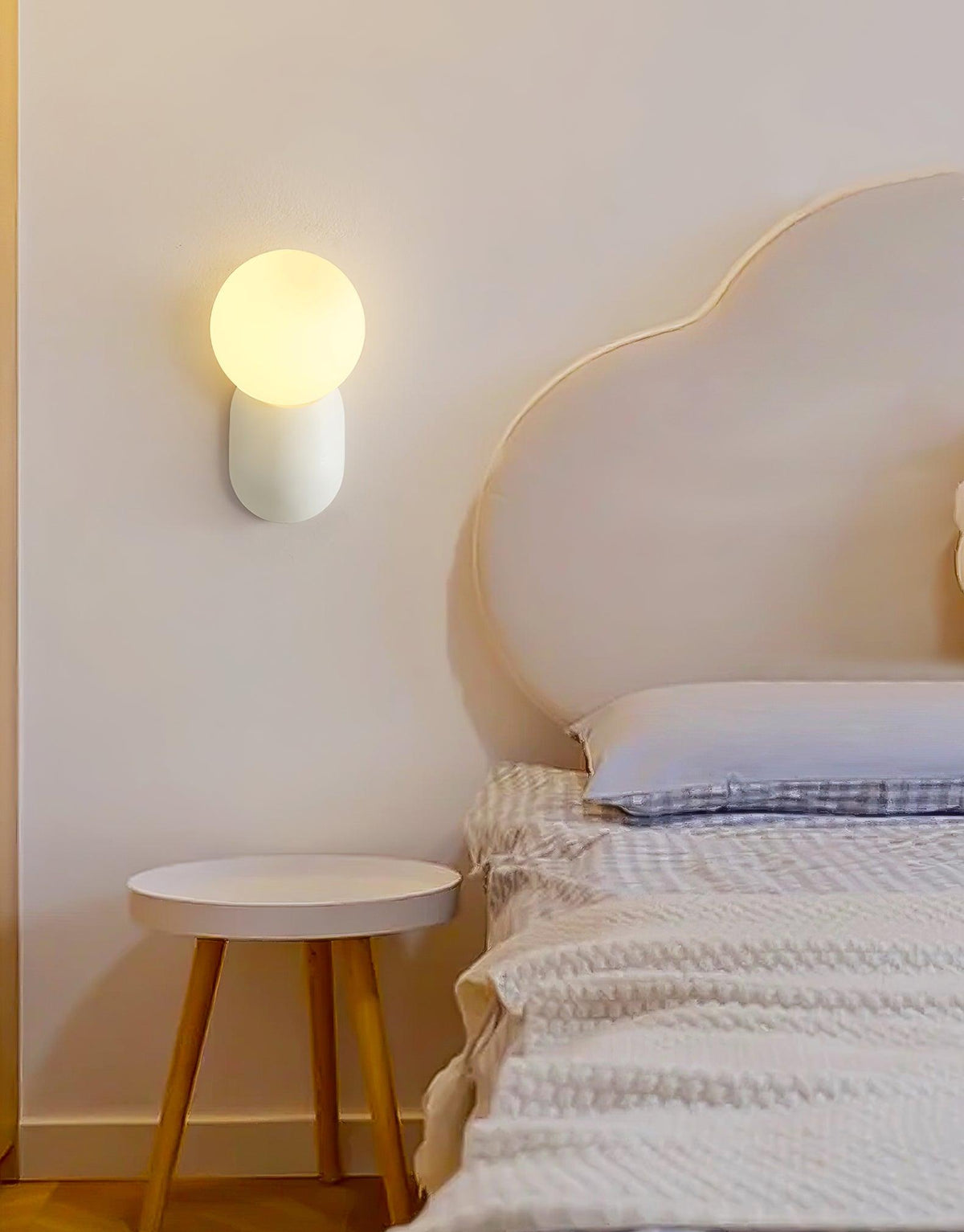 Utique - Elegant and Efficient Resin LED Wall Sconce