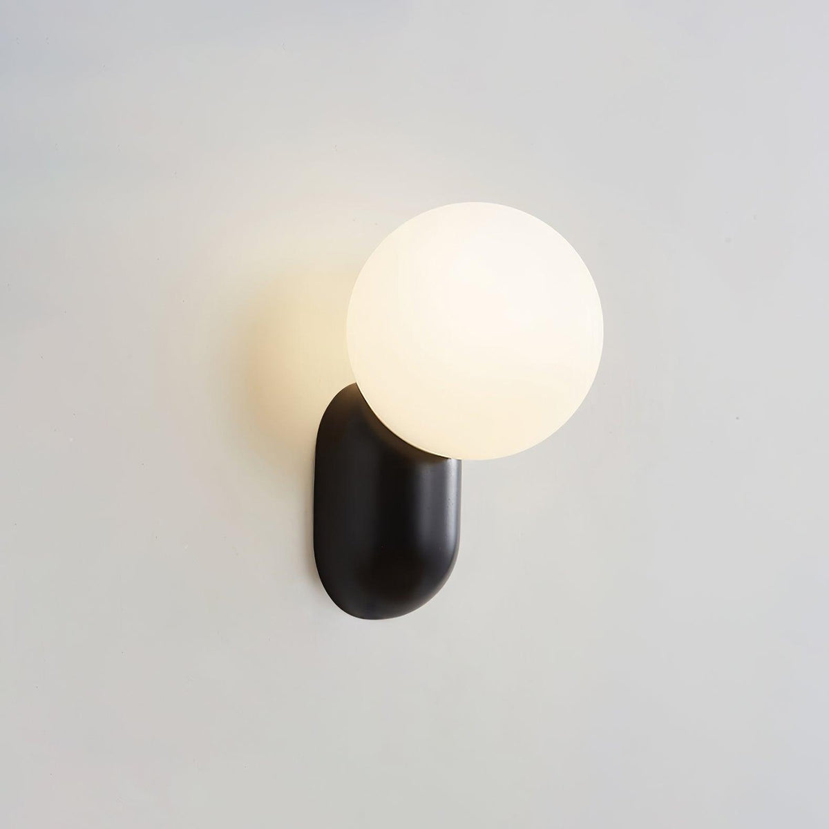 Utique - Elegant and Efficient Resin LED Wall Sconce