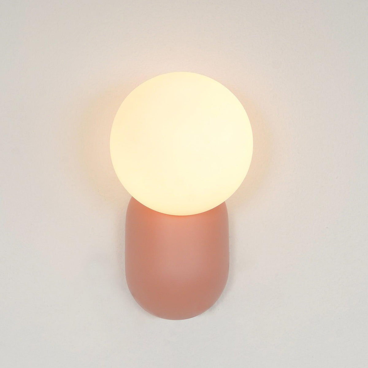 Utique - Elegant and Efficient Resin LED Wall Sconce