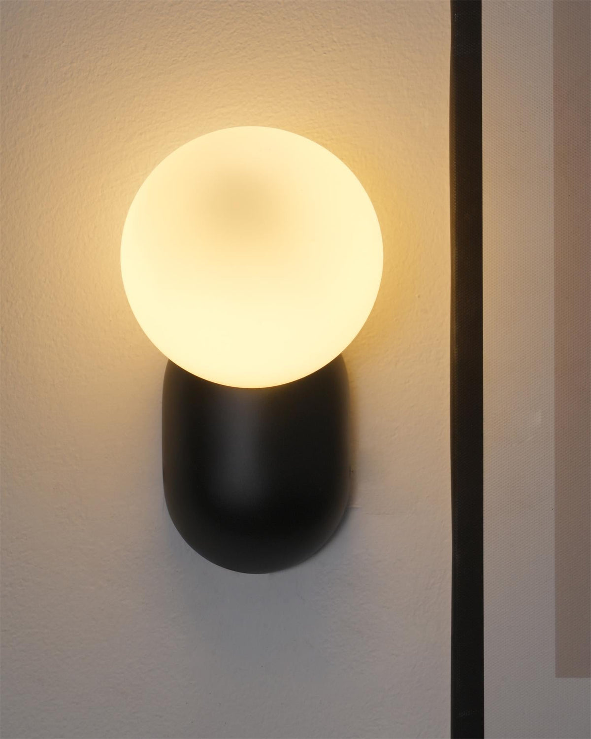 Utique - Elegant and Efficient Resin LED Wall Sconce