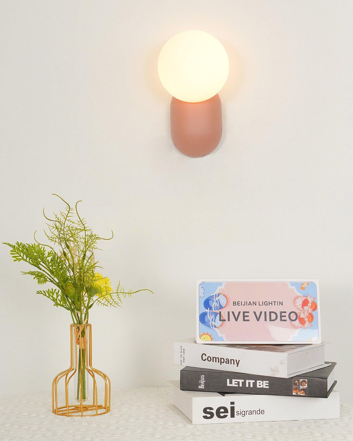 Utique - Elegant and Efficient Resin LED Wall Sconce