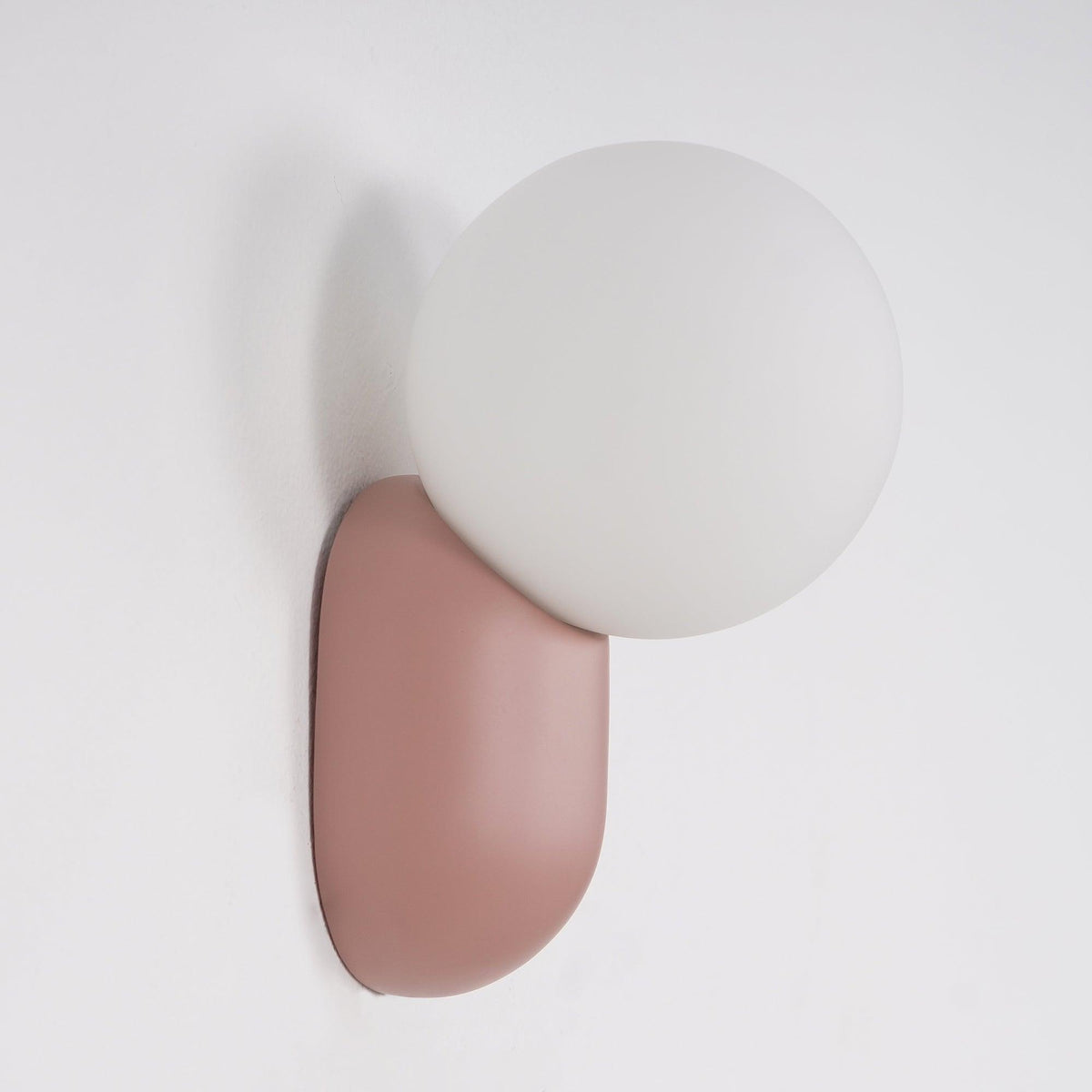 Utique - Elegant and Efficient Resin LED Wall Sconce