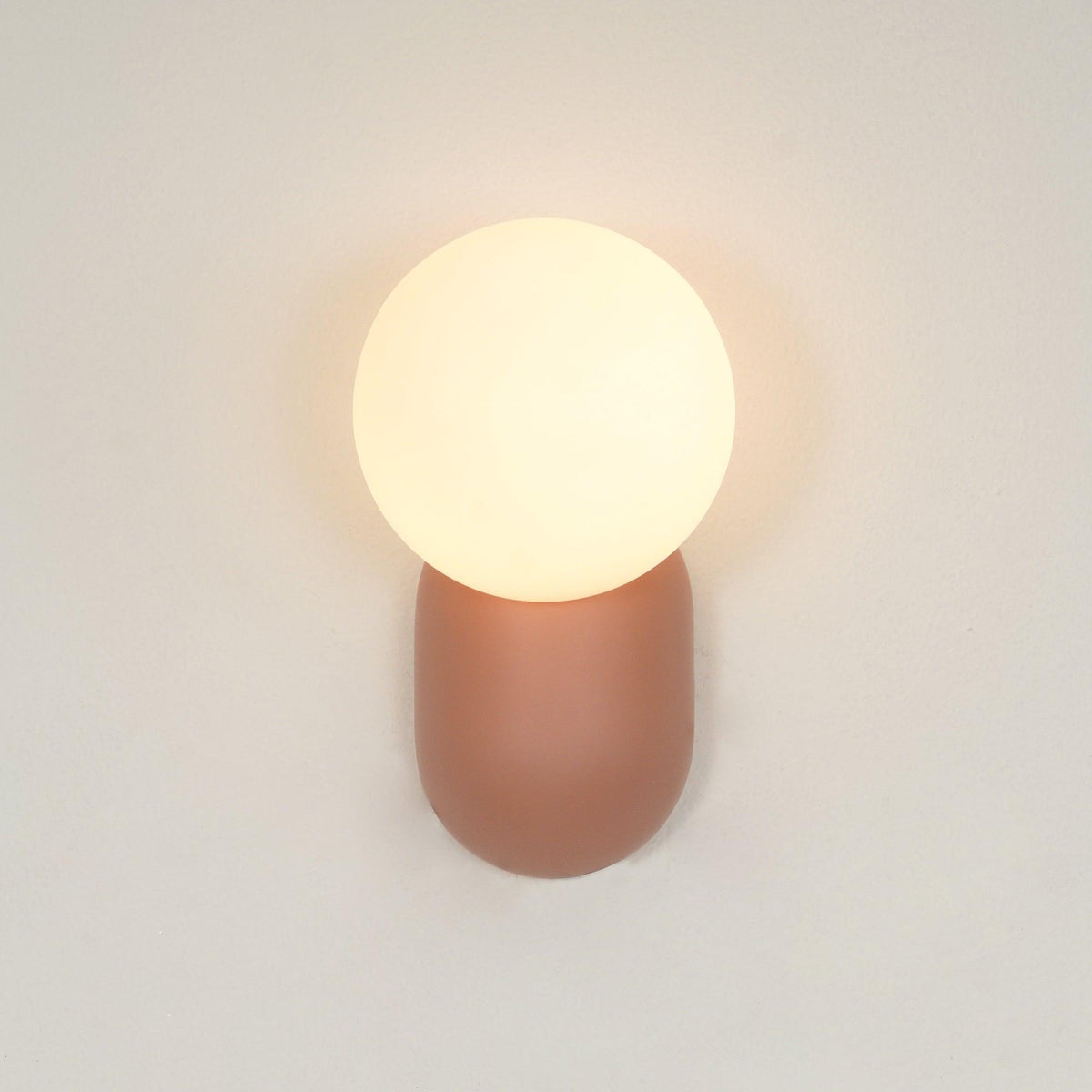 Utique - Elegant and Efficient Resin LED Wall Sconce