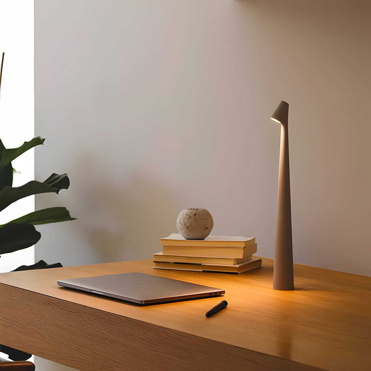 LunaSlim - Elegant Cordless Table Lamp with Adjustable Brightness