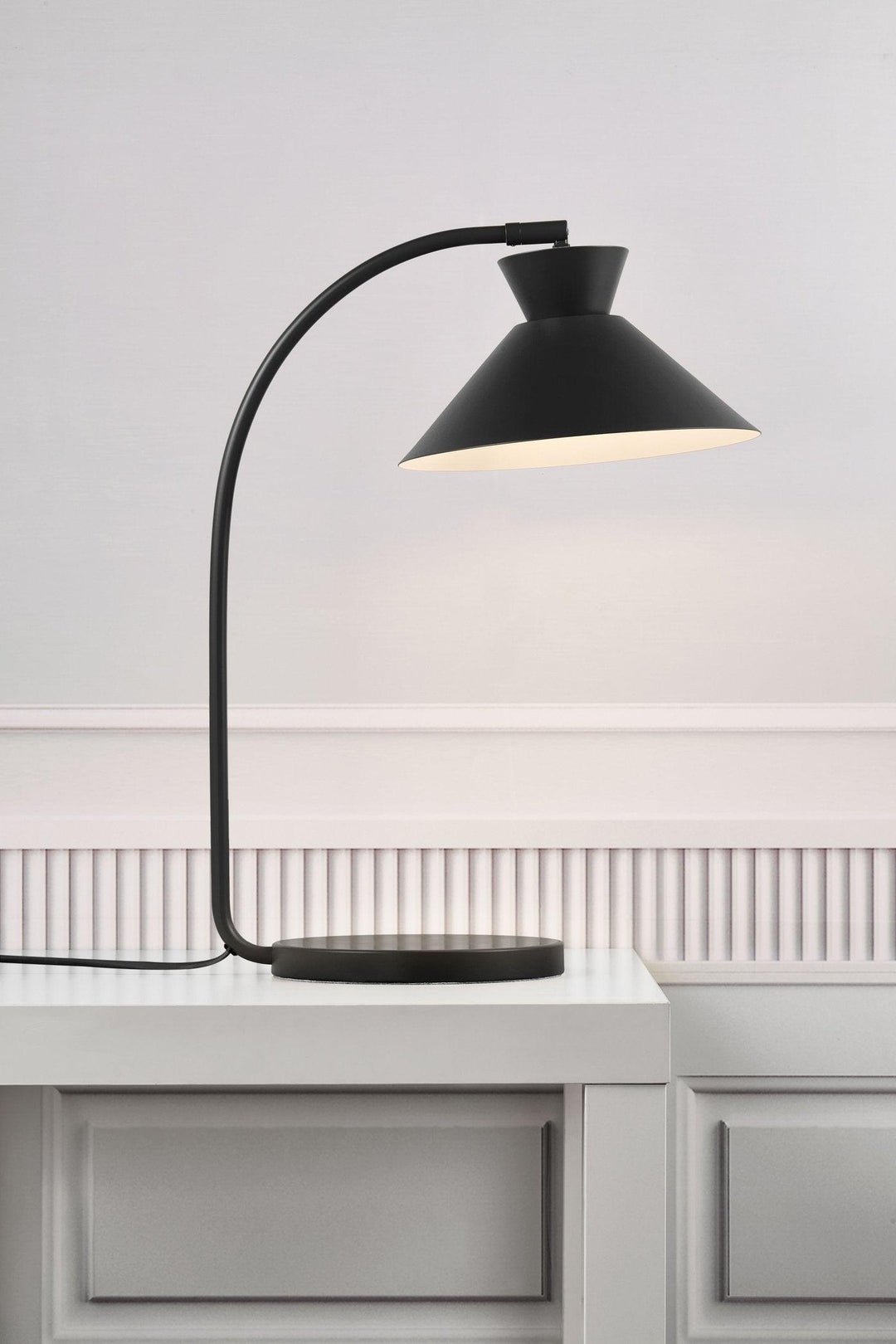 EleganceBow - Elegant Black Retro-Design Table Lamp