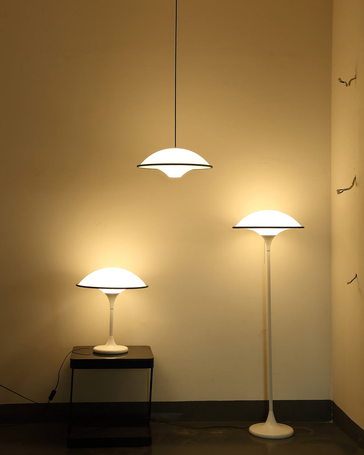 ArtistryGlow Table Lamp - Elegant Warm Ambient Lighting