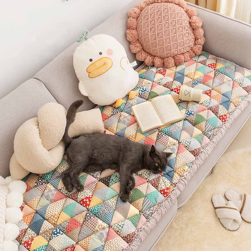 ChicShield - Quilted Sofa Cover for a Stylish Home