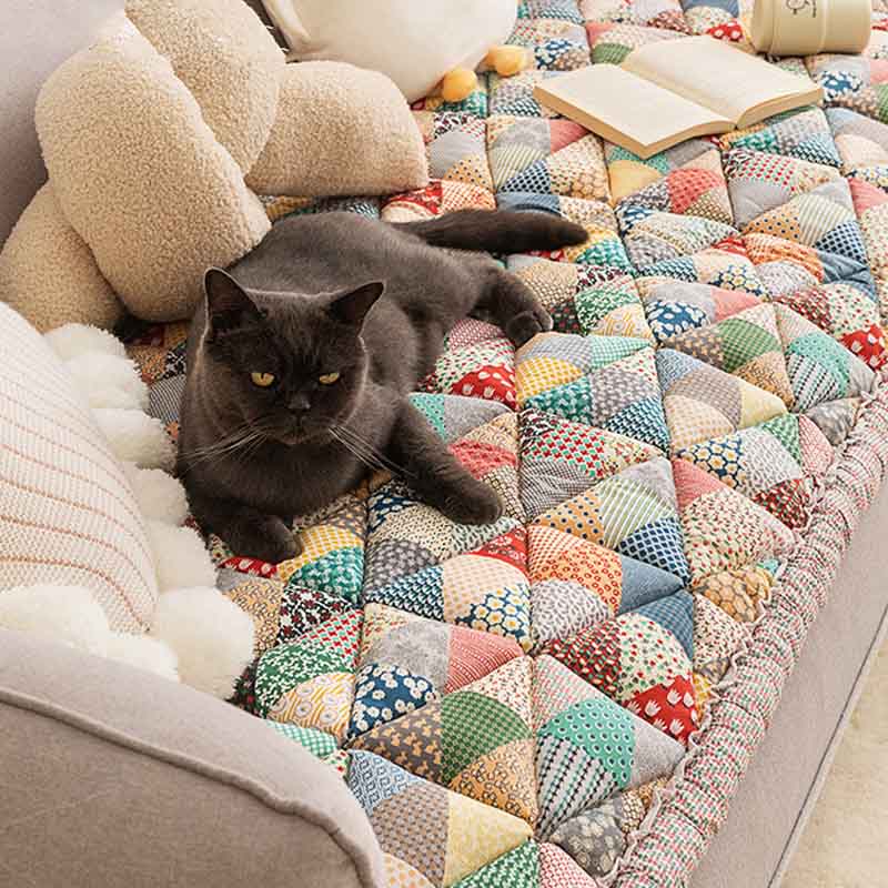 ChicShield - Quilted Sofa Cover for a Stylish Home