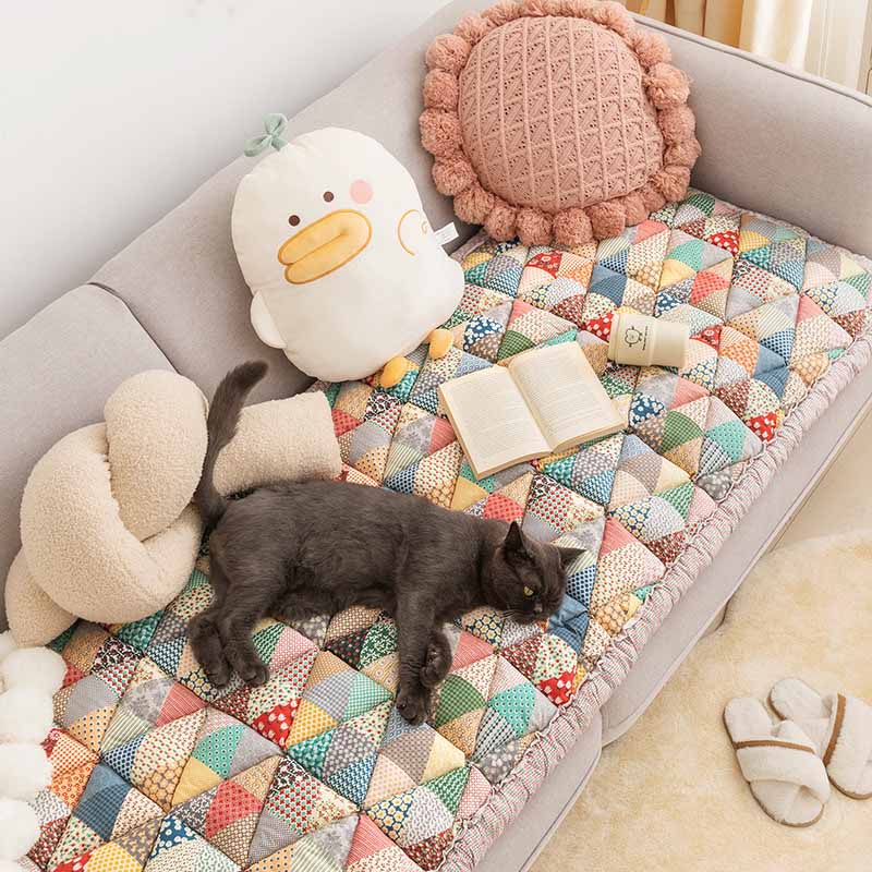 ChicShield - Quilted Sofa Cover for a Stylish Home