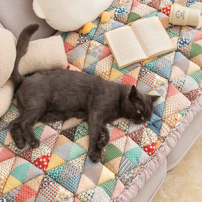 ChicShield - Quilted Sofa Cover for a Stylish Home