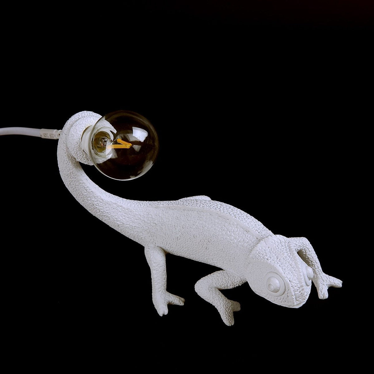 Resin Lizard - Sculptural Resin Table Lamp for Modern Interiors