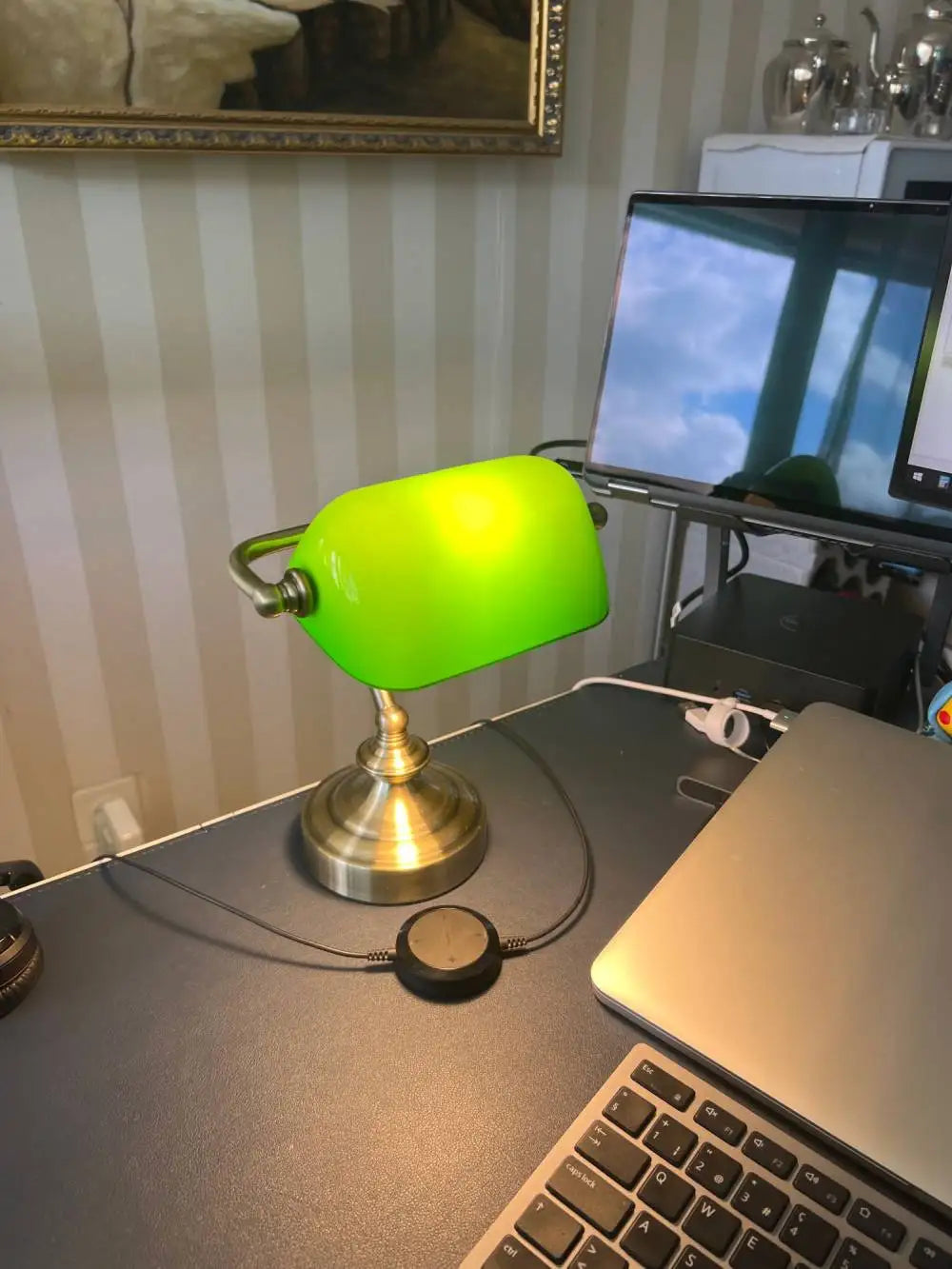 NostalGlow - Mini Retro Desk Lamp with Elegant Design