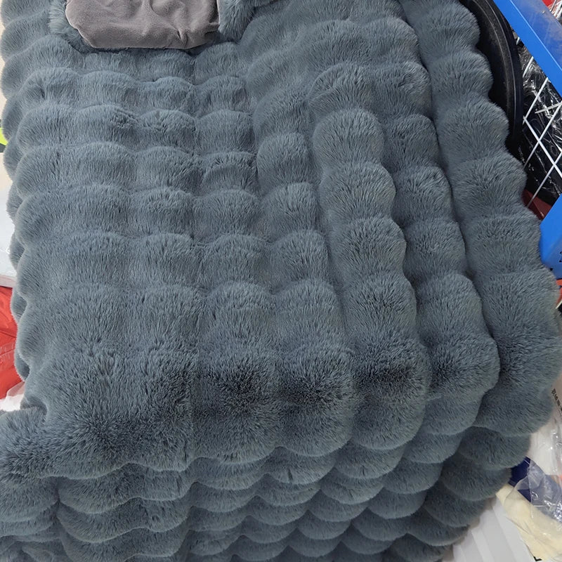 ChicWarmth - Luxury Throw Blanket for Ultimate Comfort