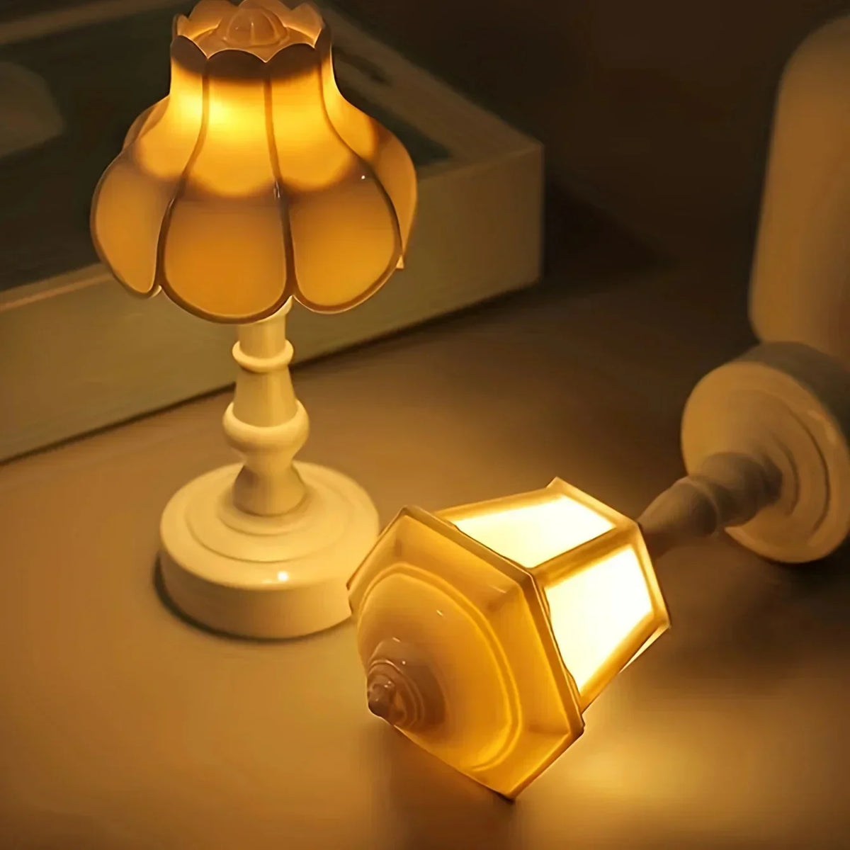 ChicGloed - Elegant Table Lamp with Geometric Design