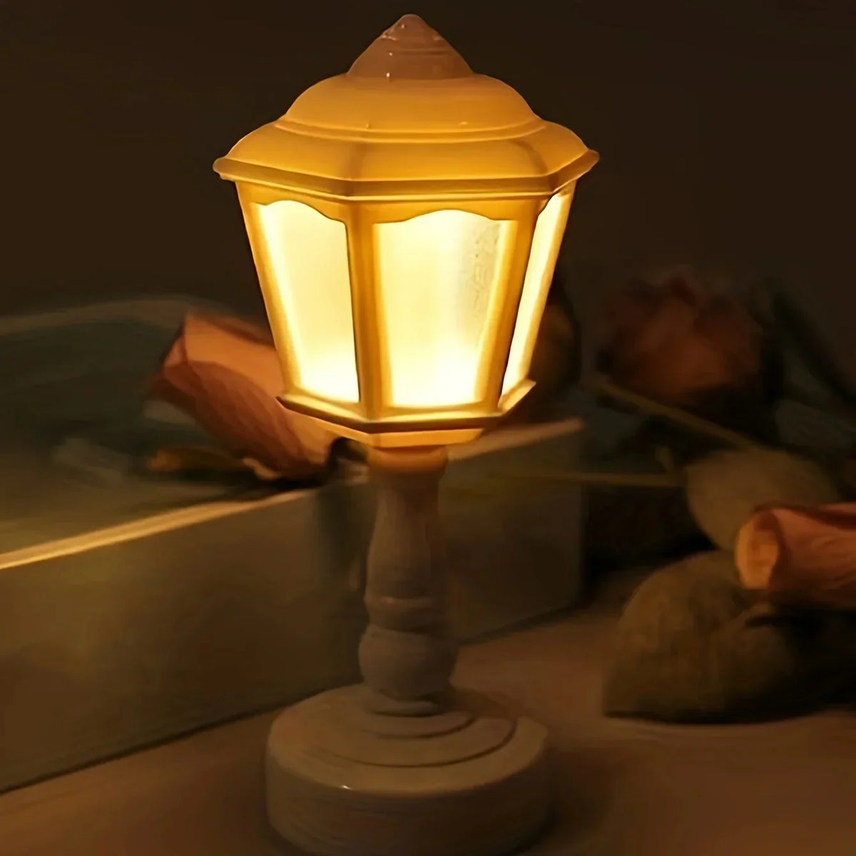 ChicGloed - Elegant Table Lamp with Geometric Design