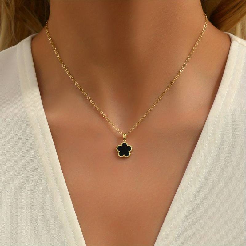 Fiora - Lucky Flower Pendant Necklace
