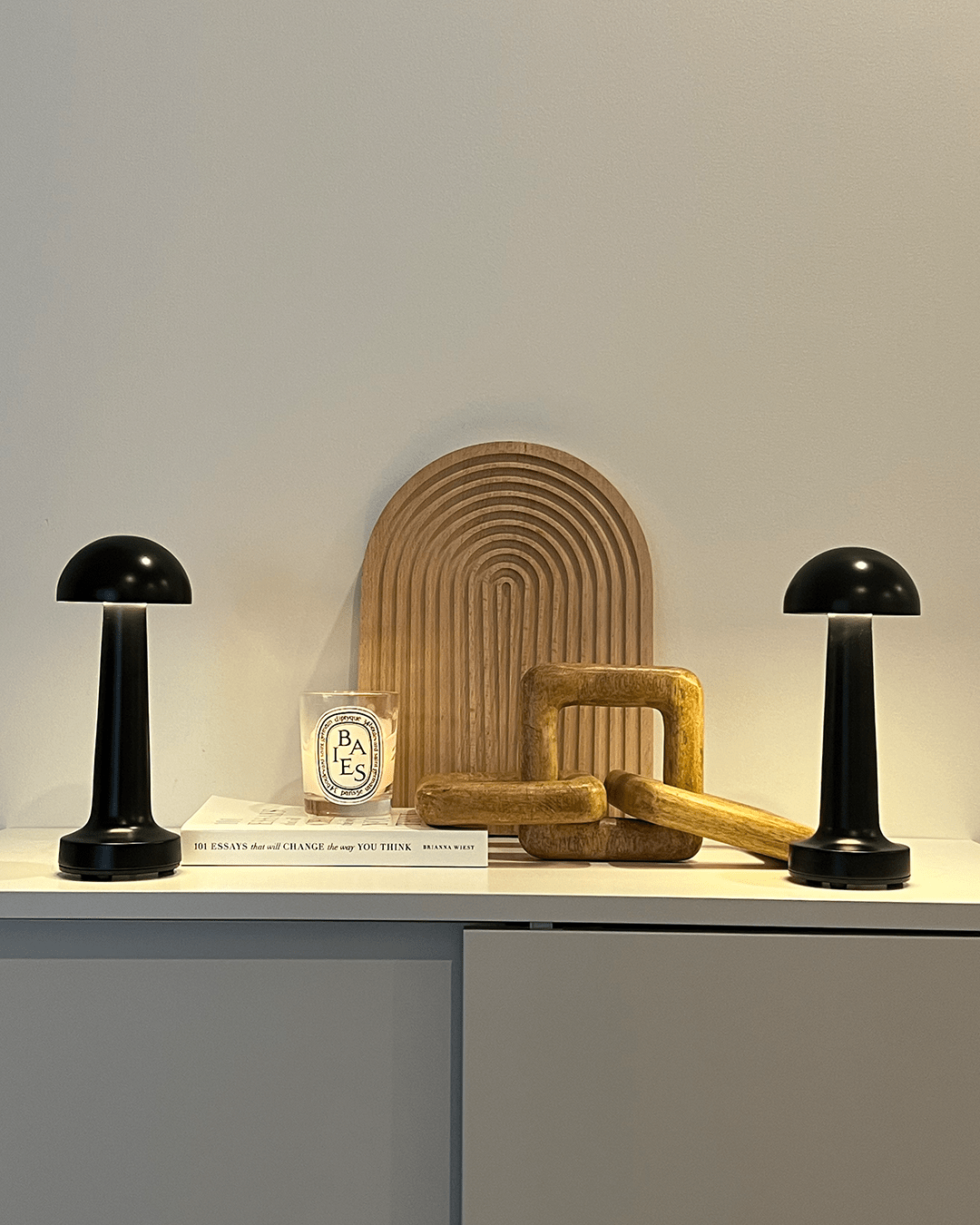 MantaGlow - Elegant Table Lamp for Refined Interiors
