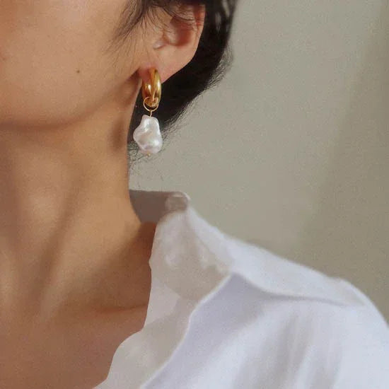 Isadora - Boucles en perle baroque au charme rétro doré