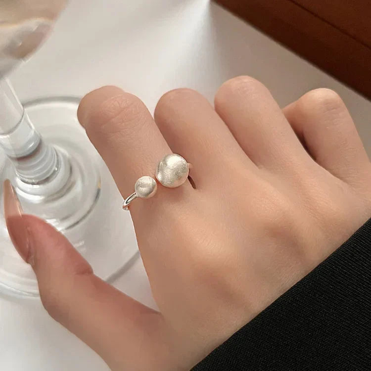 Elara - Bague brossée perles liées en argent sterling