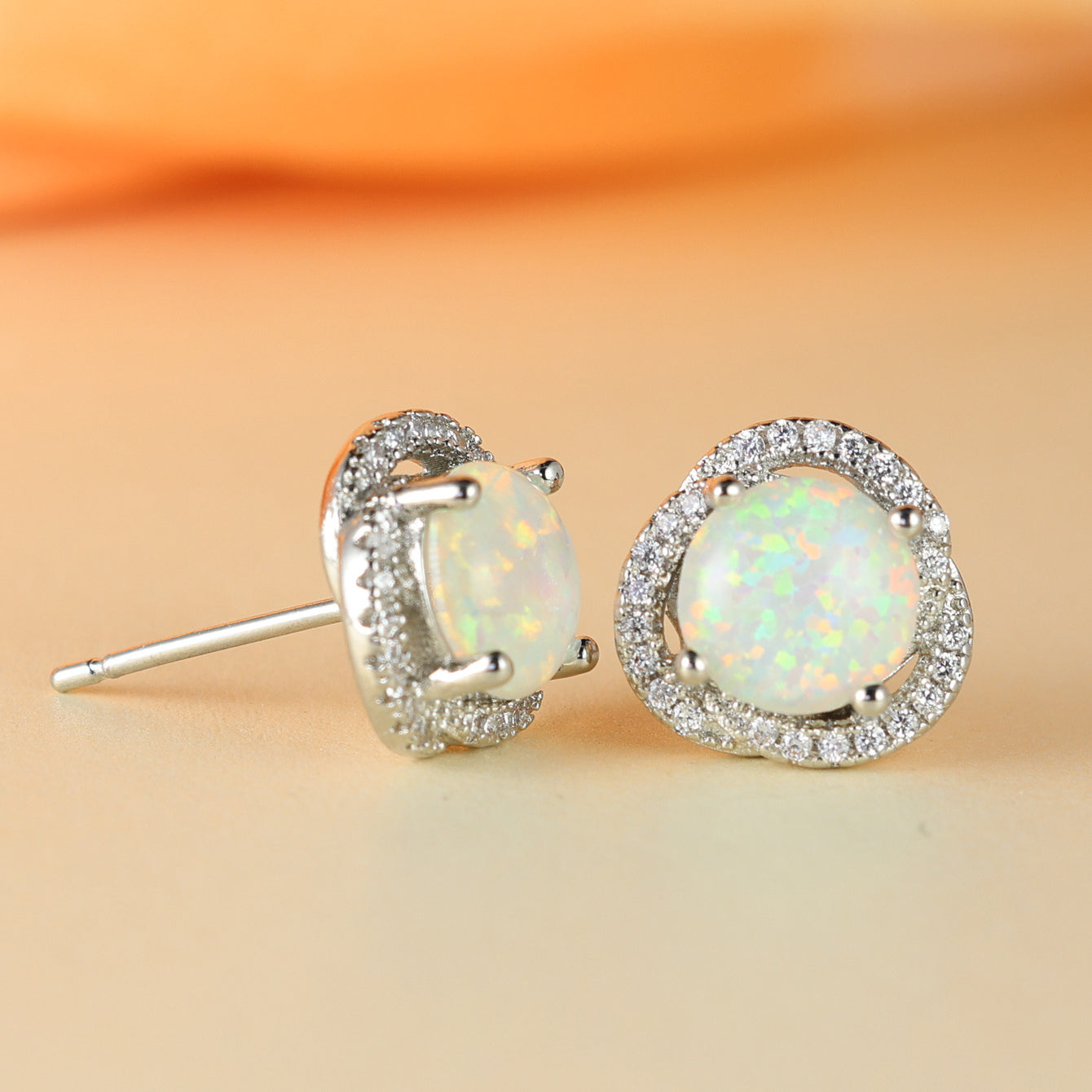 Elara - Boucles d'oreilles trèfle en opale blanche et zircone