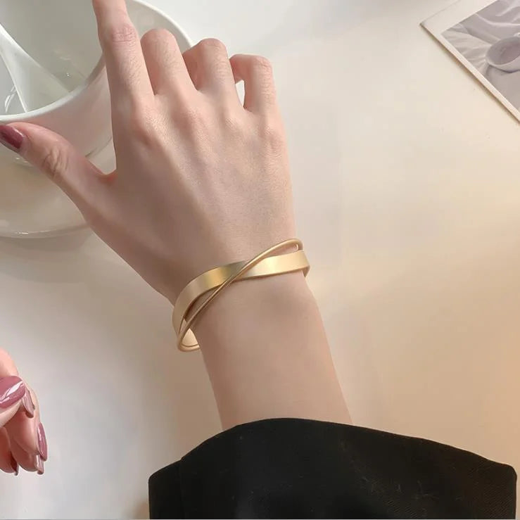 Elisa - Bracelet infini mat doré à l'élégance intemporelle
