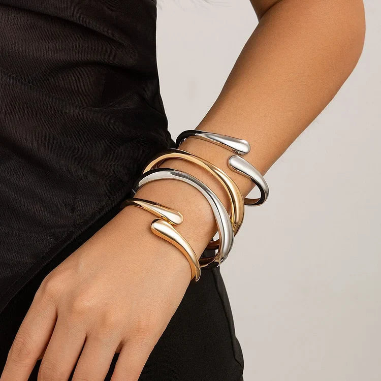 Celina - Bracelet croix brillant au style moderne raffiné
