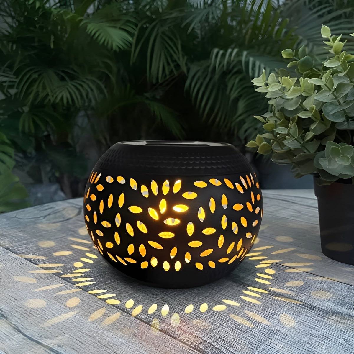 GardenTwinkle - Polka Dot Solar Garden Lamp