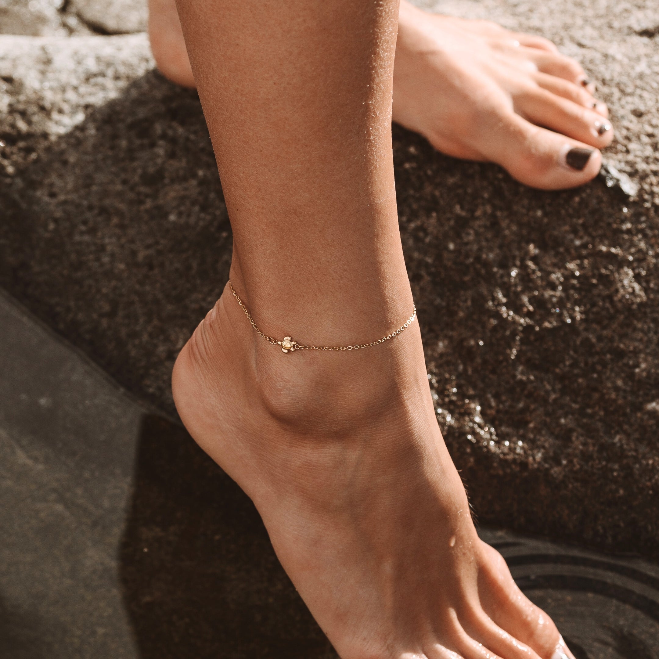 Elara - Bracelet de cheville tortue élégant