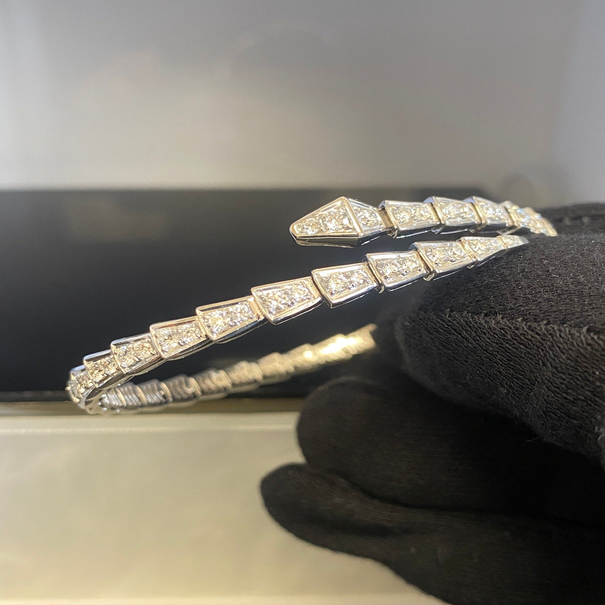 Eternity Band - Bracelet serpent de luxe à finition brillante