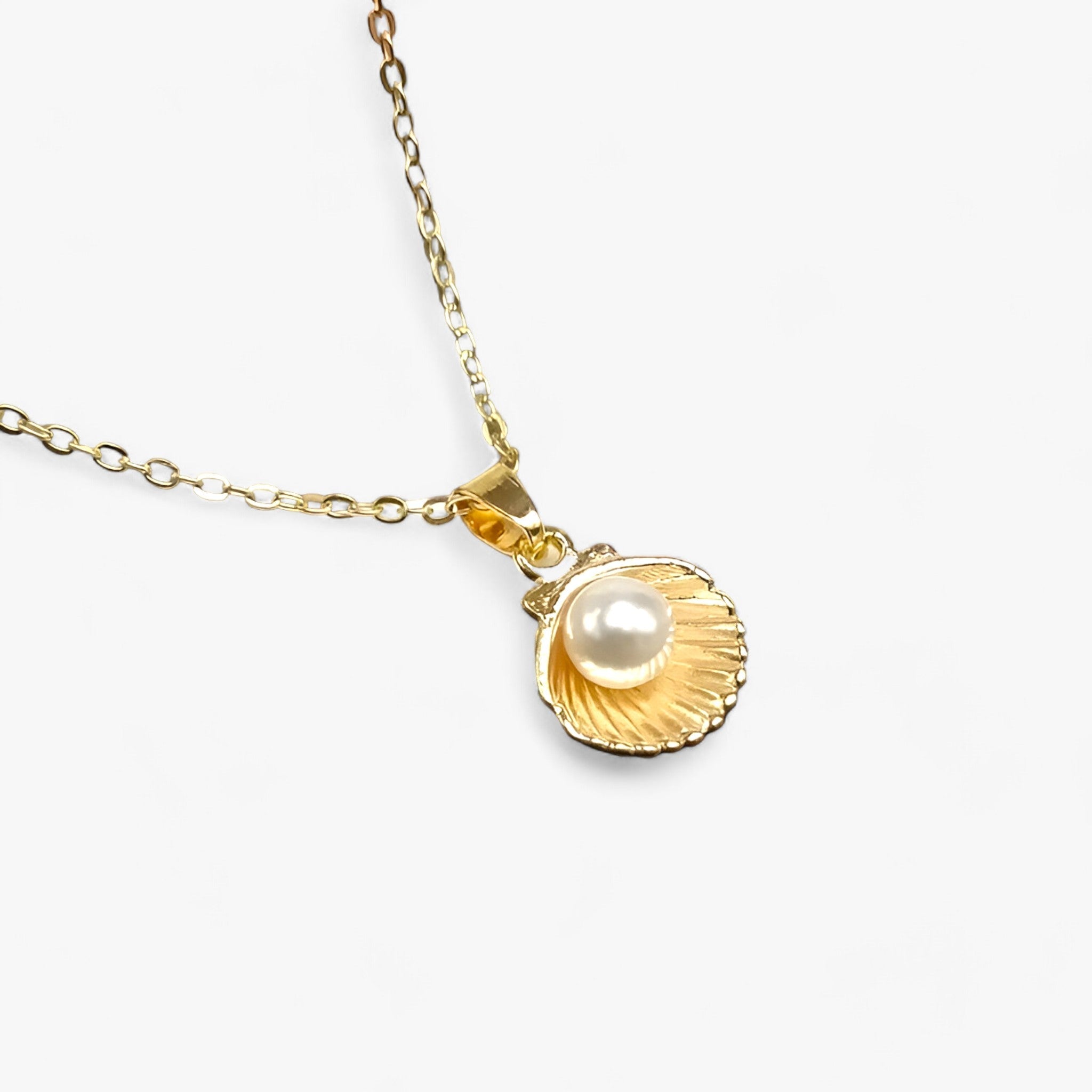 Maris - Elegant Shell and Pearl Pendant Necklace