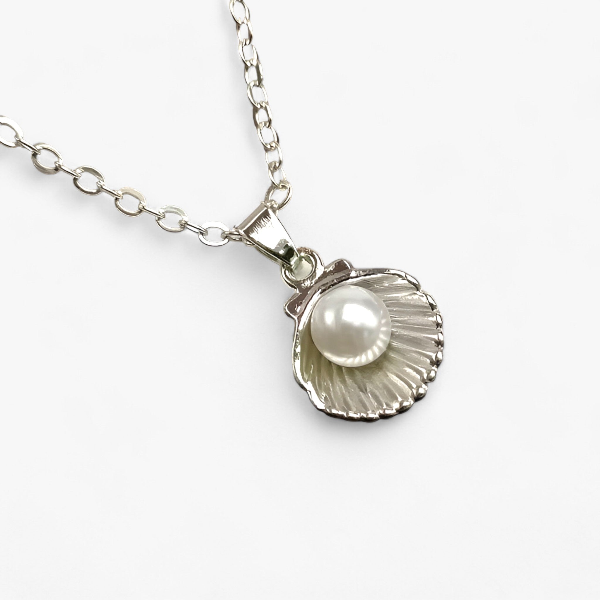Maris - Elegant Shell and Pearl Pendant Necklace