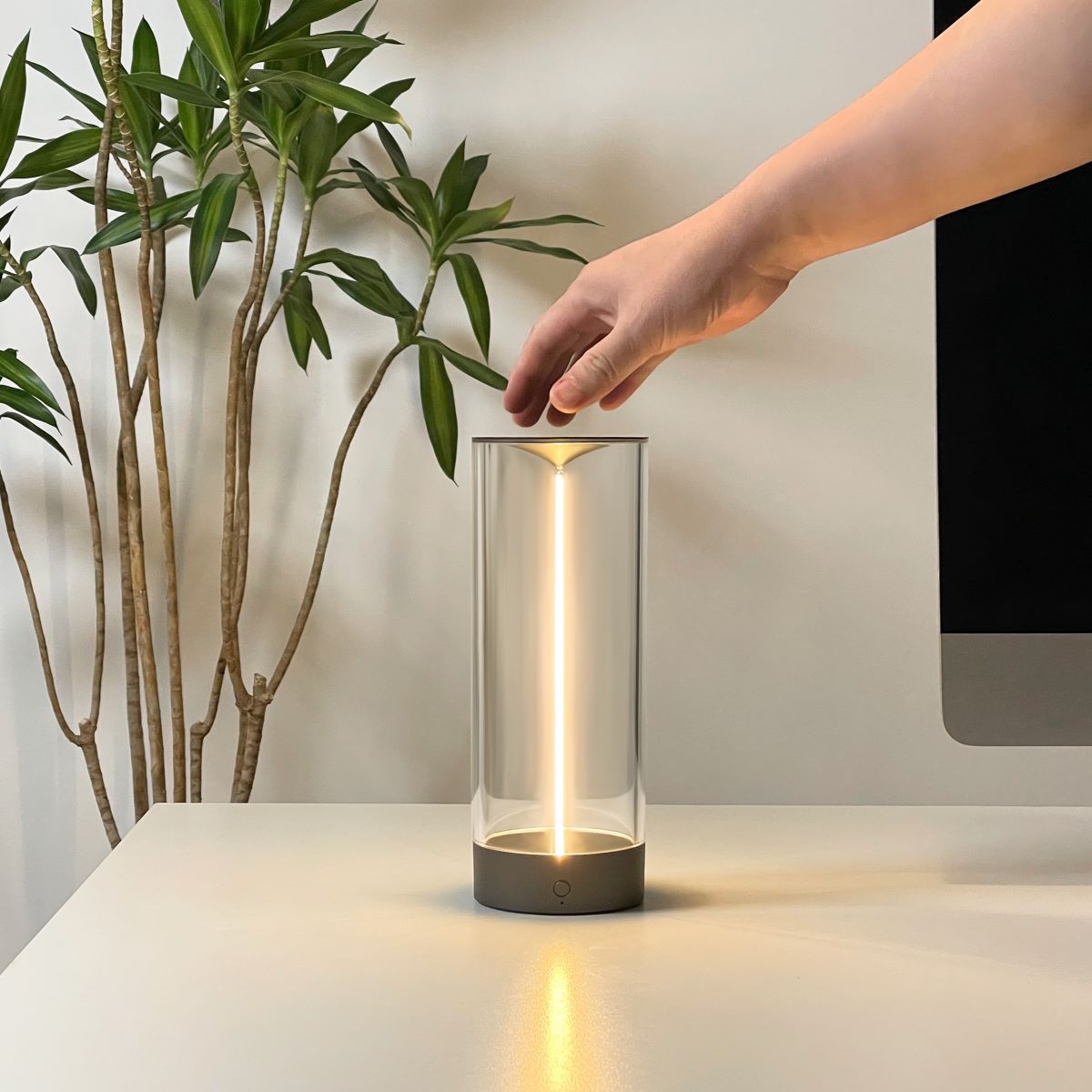 Curvatta - Elegant Dimmable Cordless Table Lamp