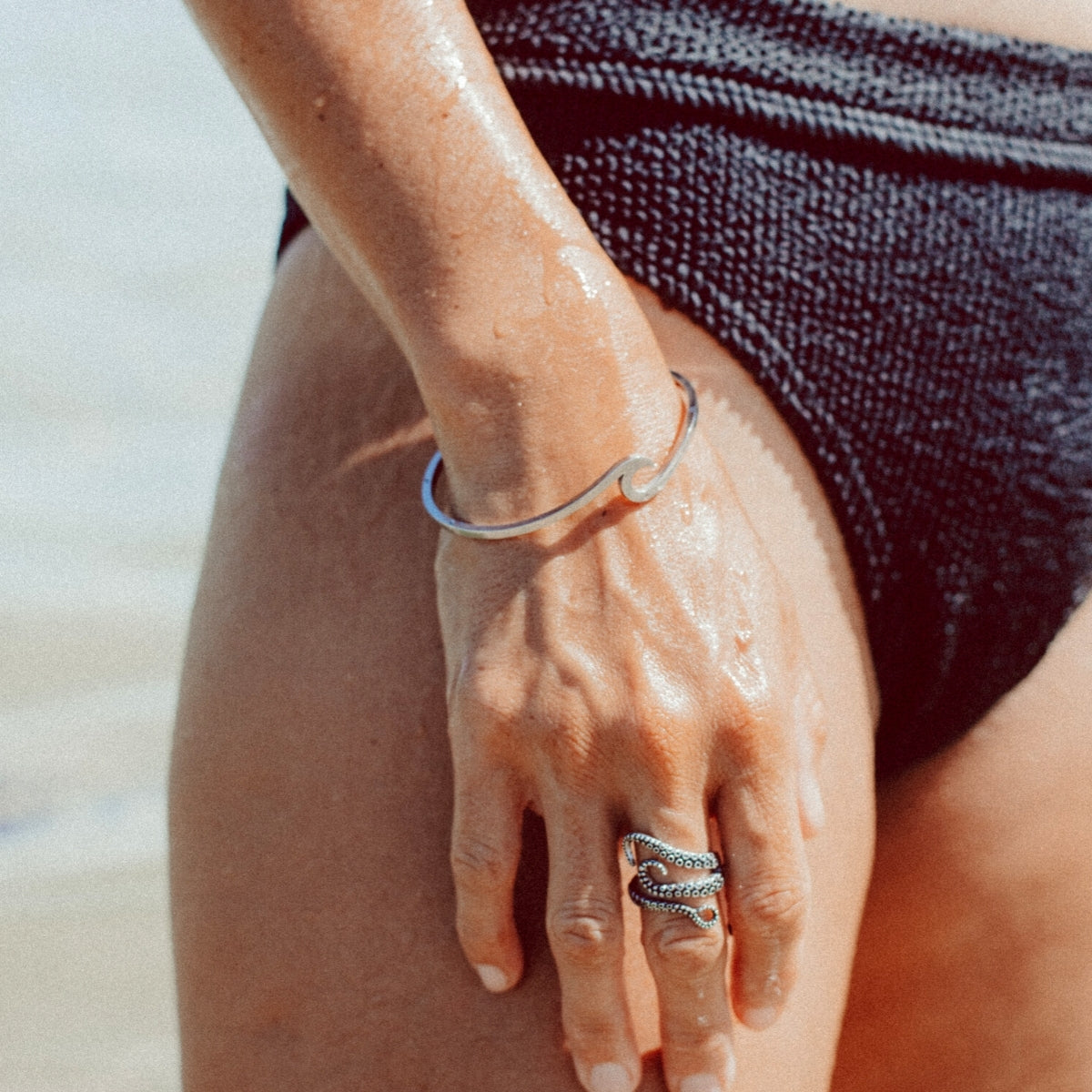 Mira - Bracelet vagues subtil pour femme