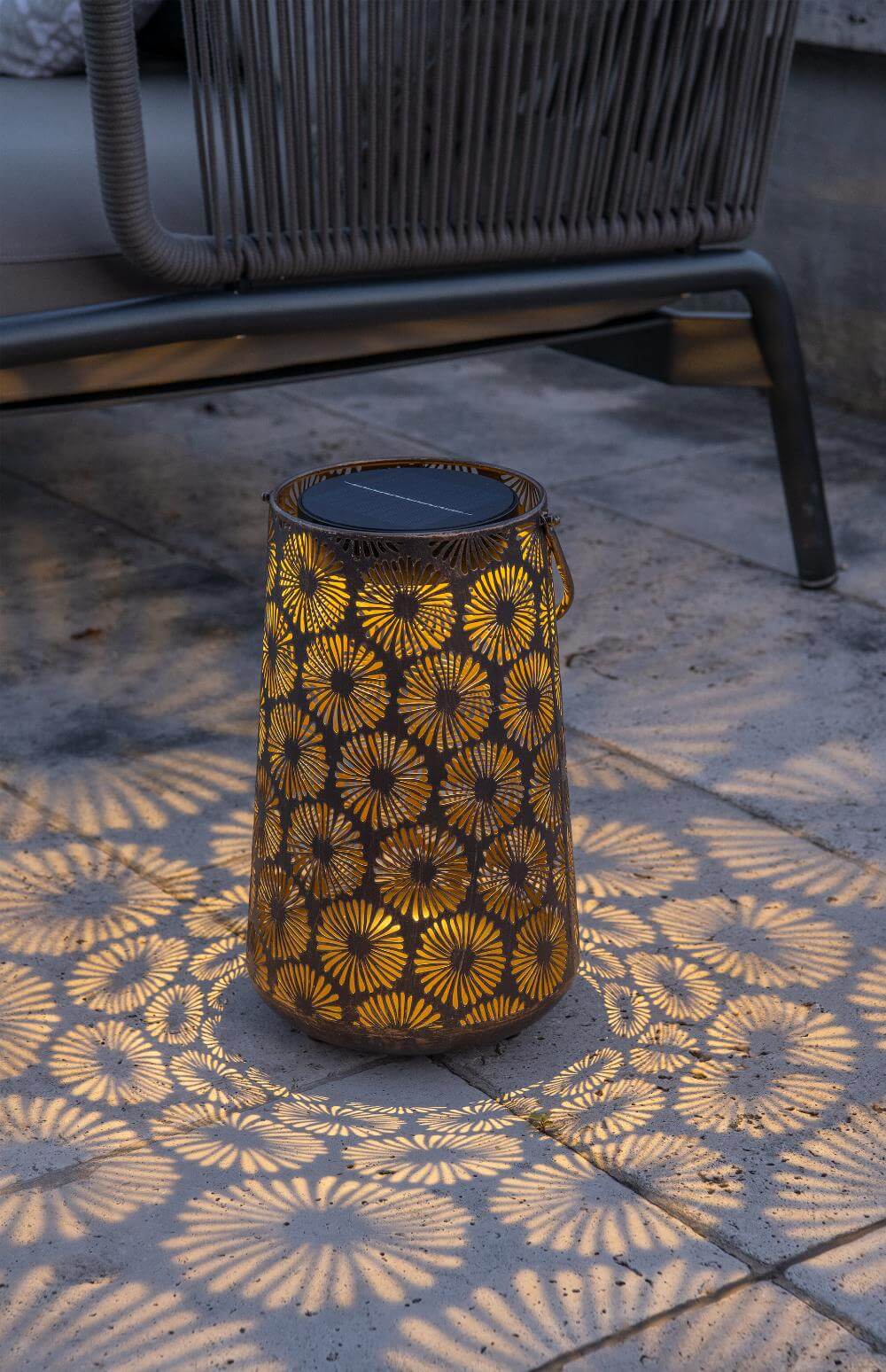 Antic Daisy - Vintage Solar Lantern for Enchanting Garden Lighting