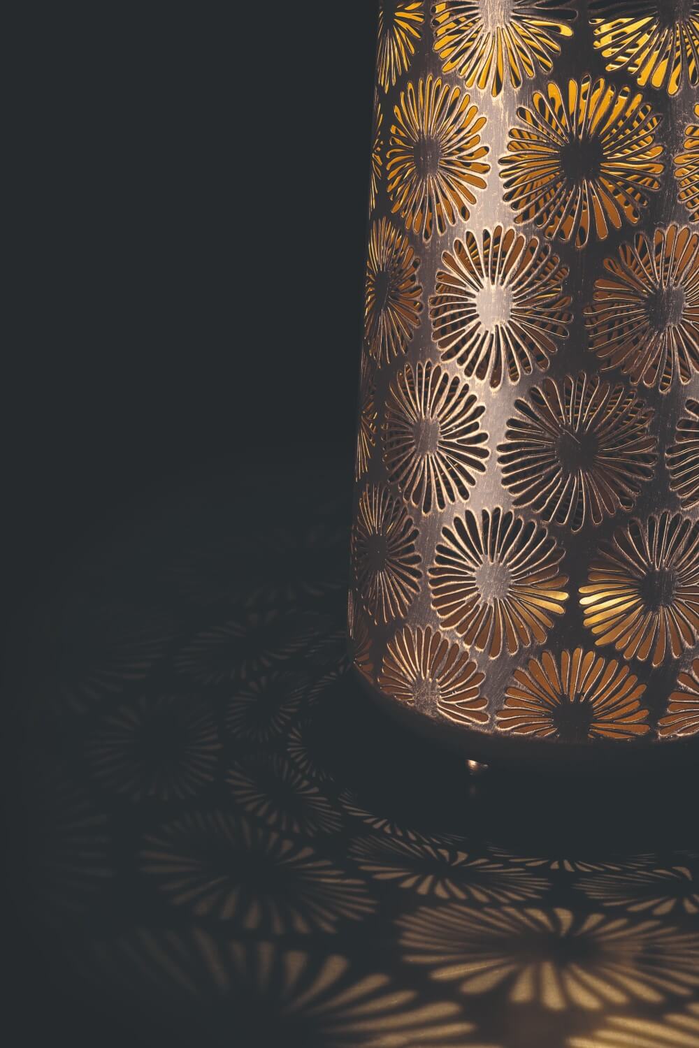 Antic Daisy - Vintage Solar Lantern for Enchanting Garden Lighting