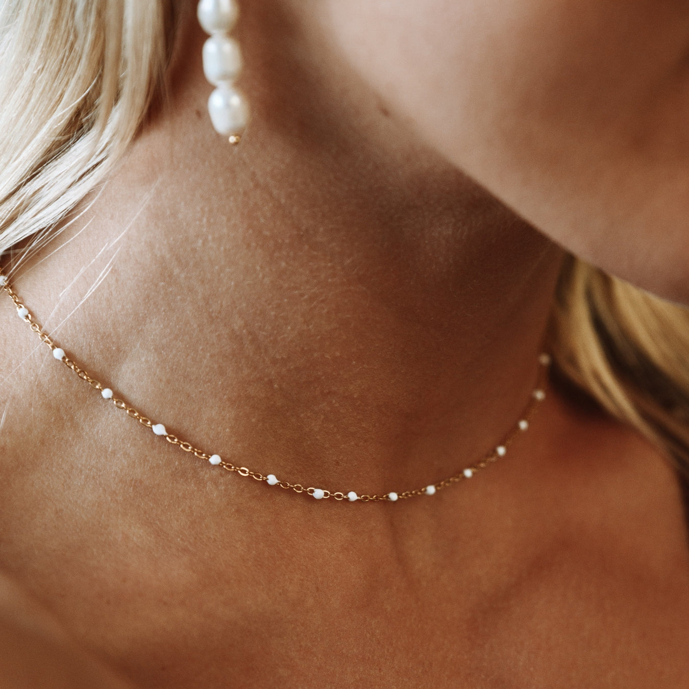 Aurielle - Choker émail blanc perles élégant